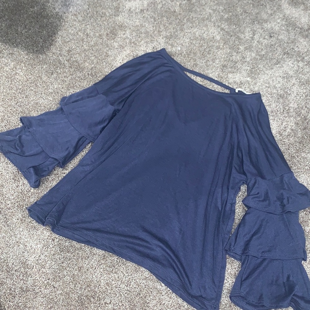 Blue half-sleeve blouse.